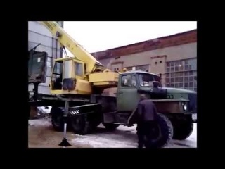 Ивановец поднимает крупногабаритный груз