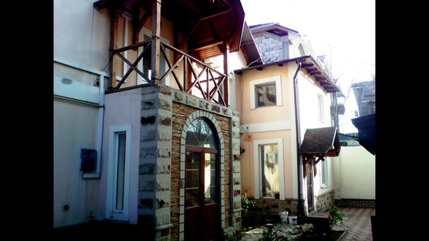 31 August 108. Dau in chirie casa 3 nivele. 880m2 8000ye,