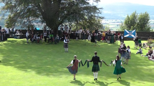 Scottish folk dance: Threesome