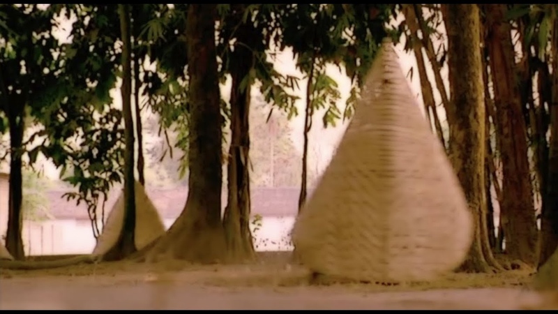 Opera Jawa (2006) by Garin Nugroho, Clip: Siti is pursued by a number of, umm, manned grass
