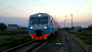 Очень приветливая бригада в сумерках! ЭД4М-0496 медленно проследует район Авиагородок! КЖД 2022