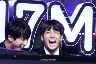 171202 멜론뮤직어워드 mma 슈가형 수상소감을 보는 정국이 ㅋㅋ