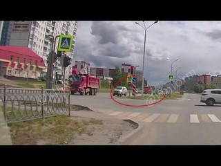 КамАЗ снёс легковушку в Нижневартовске