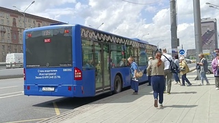 Mercedes - Benz Conecto по маршруту т86 прибывает на остановку Метро Сокол