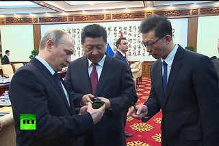 Путин подарил главе КНР YotaPhone 2