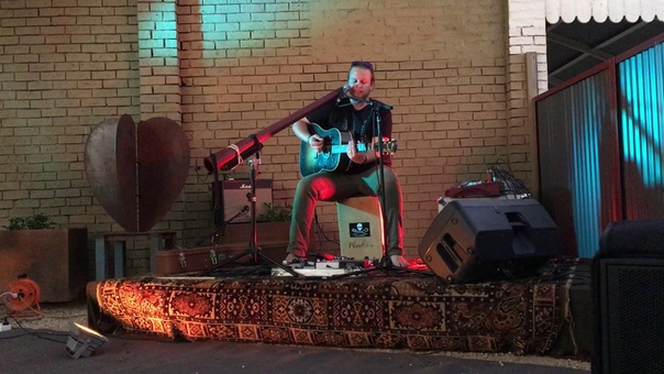 Delatite Hotel Courtyard Live Music 2017 Richard