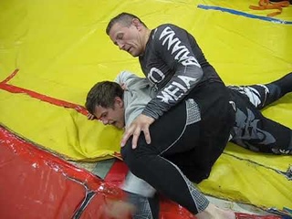 Рычаг локтя одноименной ногой и узел одноименной рукой.