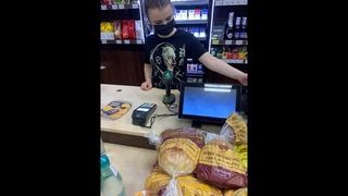 В Запорожье продавщица обслуживала покупателей в футболке с изображением Гитлера