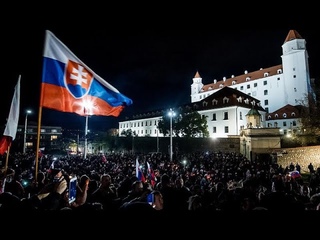 Тысячи людей вышли на акцию против “коронавирусного террора“ в Братиславе…