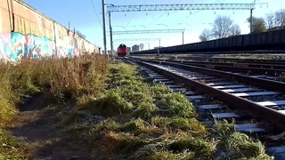 ДМ62-1798. Идёт по станции Голиковка с грязнющим  и ржавым вагоном рабочего поезда. Петрозаводск.