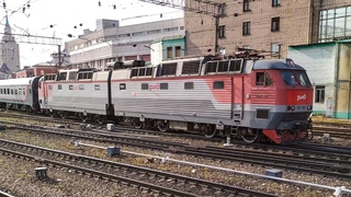 Электровоз ЧС7-107 с пассажирским поездом на Казанском вокзале