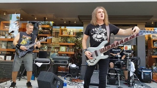 Megadeth bassist, David Ellefson, performs "Peace Sells" with Woke Up Dead