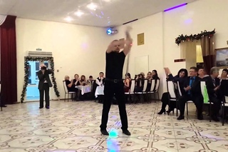 Прикольный красивый казачий танец с шашками. Фланкировка шашкой. Казачья шашка.
