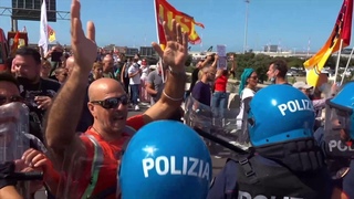 Protesta Alitalia, tensione al corteo: i manifestanti forzano il blocco