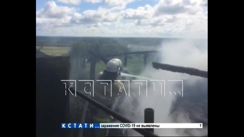 Трое маленьких детей вместе с бабушкой оказались в ловушке