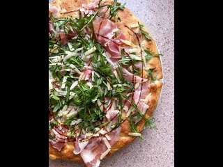 FOCACCIA CON PANCETTA, RUCOLA e GRANA (impasto con 80% di idratazione) #Shorts
