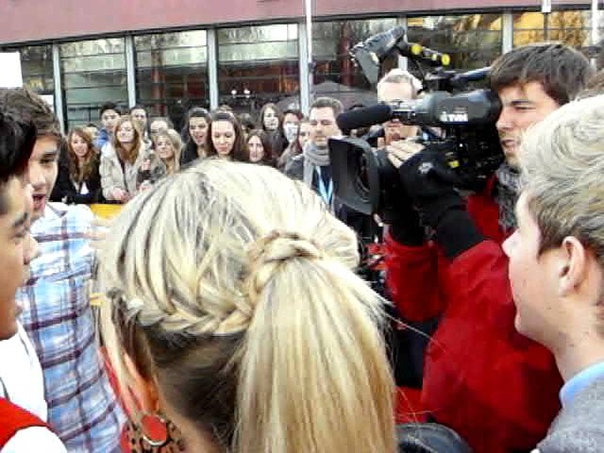 Interview mit One Direction auf dem roten Teppich mit