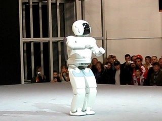 Asimo танцует