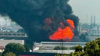 Disaster in Milan! Explosions and a massive fire at the chemical plant! Italy