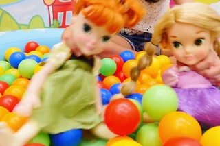 Top havuzunda elenceli #bebekvideosu  Kumsal Anna ve Rapunzel bebekleriyle oynuyor. #Anaokulu