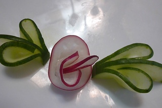 Украшения из овощей (делаем из огурца и редиса  завиток и цветок). Decoration of vegetables