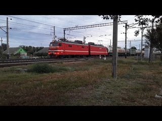 Осень 2021! Электровоз ВЛ10-1834 с грузовым поездом. Ст. Урожайная.
