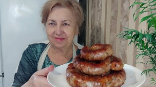 Запекаю колбасу и мясо в духовке.Получилось очень вкусно.Завтра буду печь паски и красит яйца.