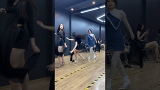 Accidents while practicing catwalk. With hard work comes success |Kỹ thuật tung khăn khi diễn bikini