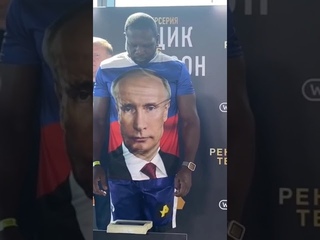 Боксер из США Джонсон пришел на взвешивание в футболке с портретом Путина