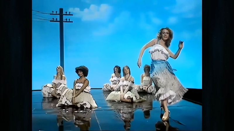 Legs Co with Andrew Gold Never Let Her Slip Away ( Top of the Pops 6th April 1978