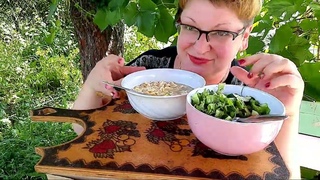 пожрем/Мукбанг бомж-лапша и салат/обжор и разговоры на камеру