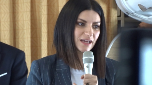 Laura Pausini conferenza stampa sullaereo laurapausini