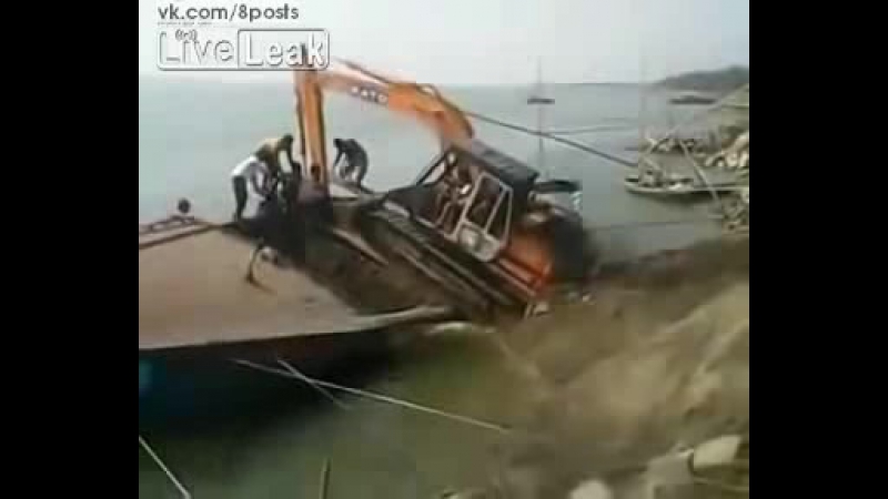 Два идиота утопили экскаватор и лодку, Live Leak This Asshole Sank the
