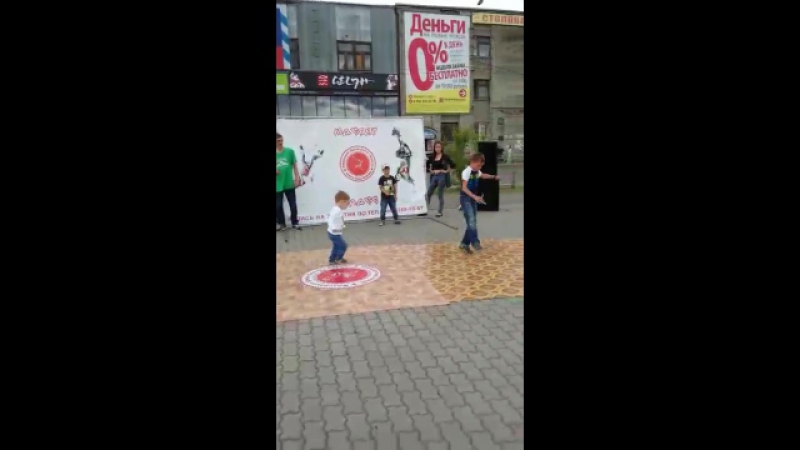 Матвей казит на площади. Самый юный