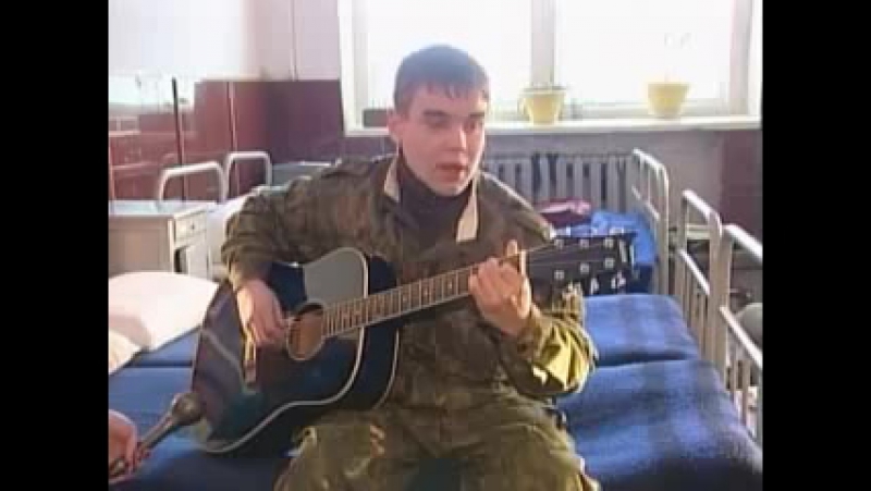 Парень поёт под