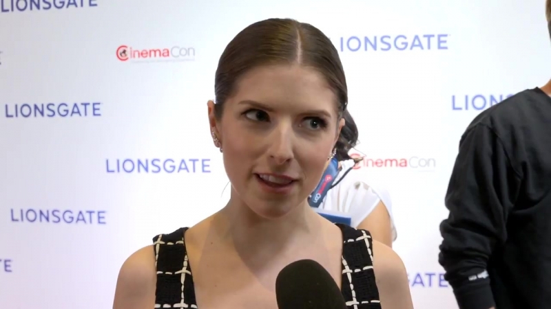 Cinemacon 2018 A Simple favor Itw Anna Kendrick (official