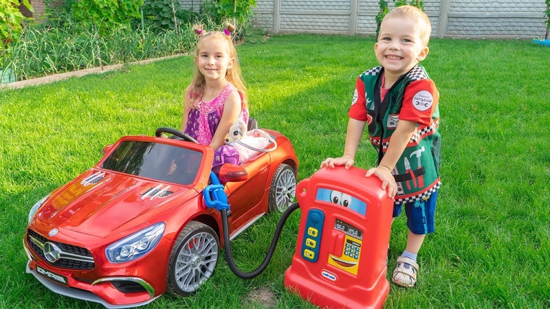 Melissa and Arthur pretend play with cars and ride on power wheels
