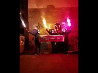 В Харькове люди в масках зажгли факелы у стены Гамлета