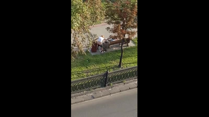 Девушка какает в