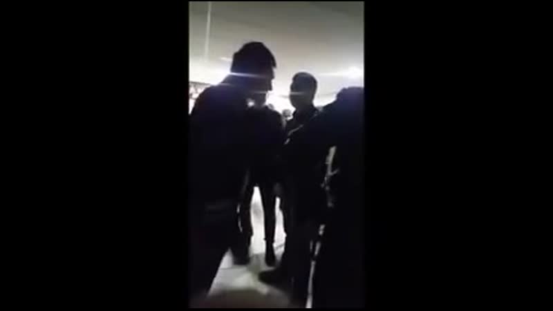 Пьяный мужчина в форме ДПС избил посетителя бара в центре