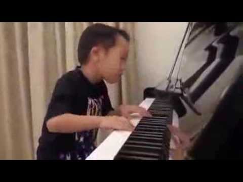 UIMITOR CEL MAI MARE TALENT Are 4 ani si canta la pian