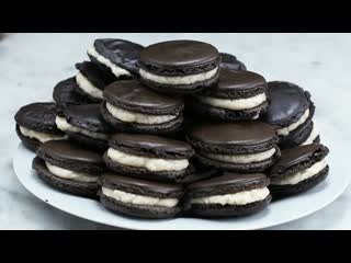 Cookies And Cream Macarons
