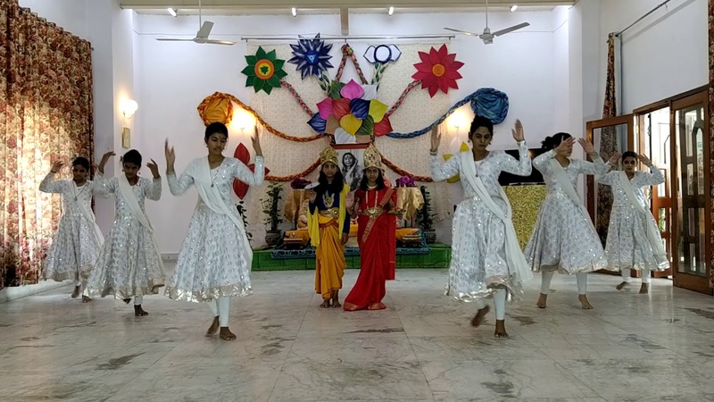 Dance performance on Kundalini Chadi Badi