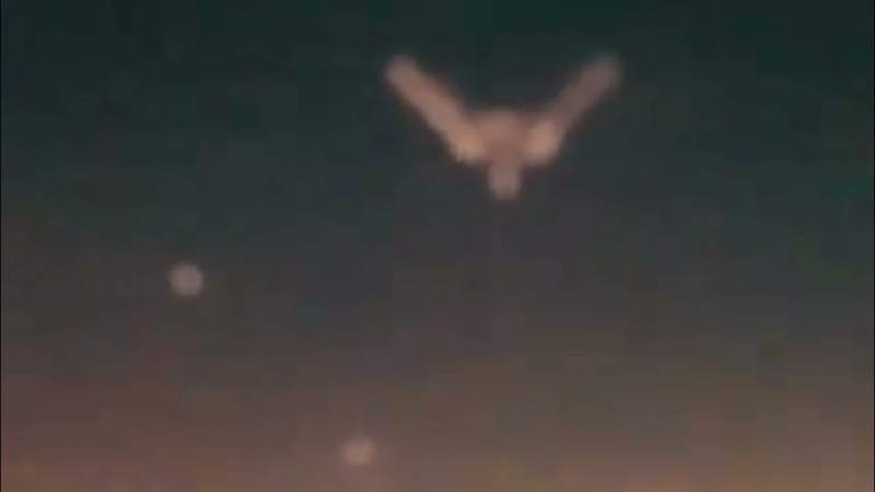ovni gigante grabado desde la
