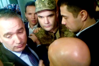 Экс-депутат Рады Фирсов пытается прорваться в зал заседаний.В Україні ді конституція Порошенка!