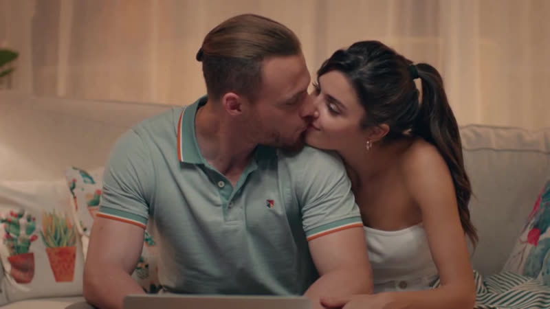 153 Serkan Ed eda si fanno tante tenerezze sul divano Poi viene a sapere che Eda e incinta ed e felice e