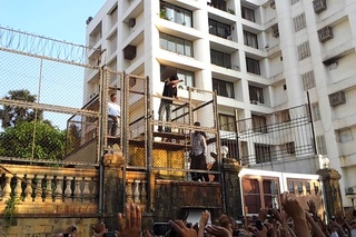 SRK greeting fans at mannat.. 2012 ...!!