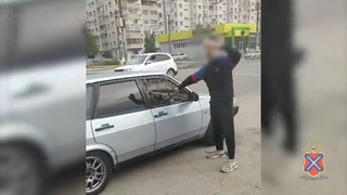 В Волгограде водитель разбил ключом стекла из-за тонировки