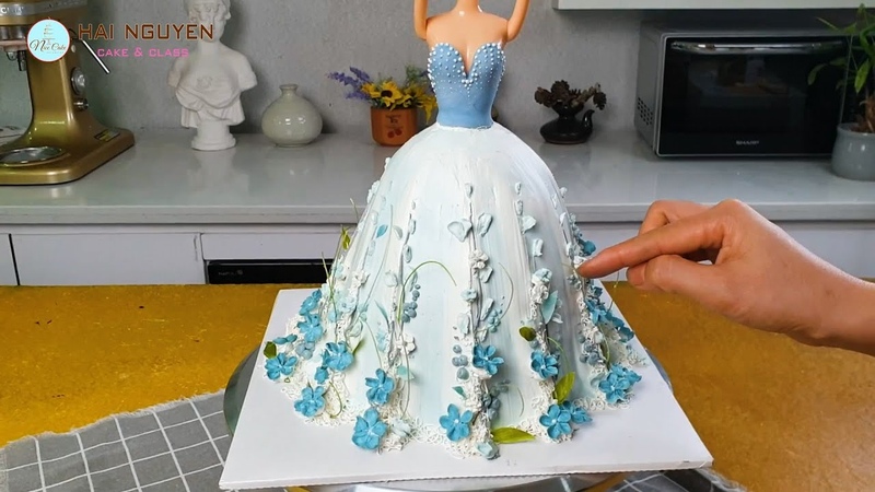 Cách Trang Trí Chiếc Bánh Búp Bê Barbie Đẹp Mắt Với Hoa Siêu