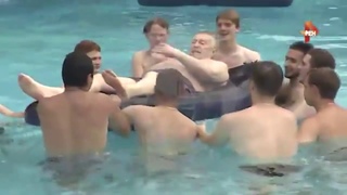 Жириновский плавает в бассейне с молодыми активистами